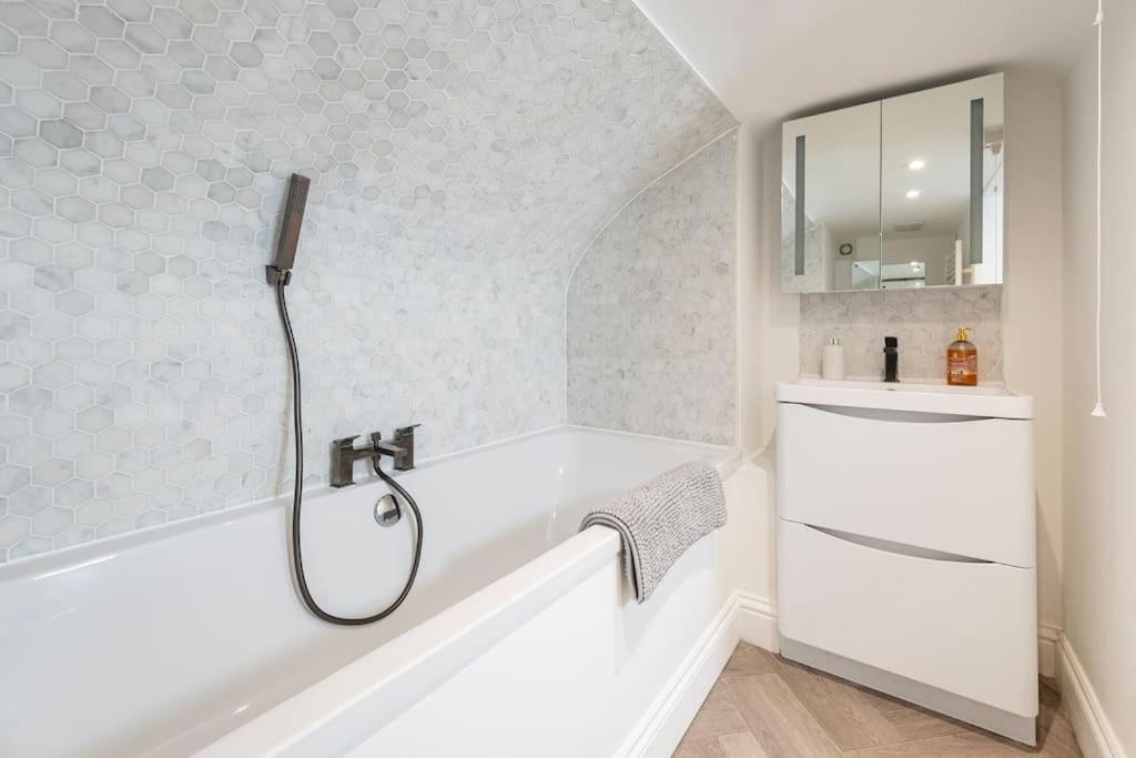 Spacious Apartment - 5 Minutes Walk To Bath Abbey Екстер'єр фото